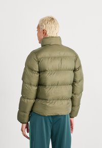 adidas Originals PUFFER - Žieminė striukė - olive strata