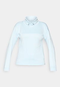 Svetlomodrý svetrový pulóver s dlhým rukávom a vysokým golierom, rebrovanou textúrou a šnúrkovými detailmi. Má švy a priliehavý dizajn.