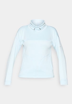 Jasnoniebieski długi sweter z wysokim kołnierzem, o prążkowanej teksturze i akcentach ze sznurkiem. Posiada szwy i dopasowane detale wzornicze.