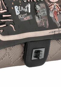 Borsa in pelle nera con design embossati, dettagli metallici e una base marrone texturizzata. I ricami decorativi includono grafica colorata e testo.