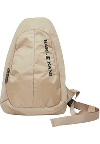 Beżowy plecak wykonany z trwałego materiału, o zaokrąglonym kształcie, z zamykaną na zamek przednią kieszenią, regulowanym paskiem oraz wytłaczanym logo.
