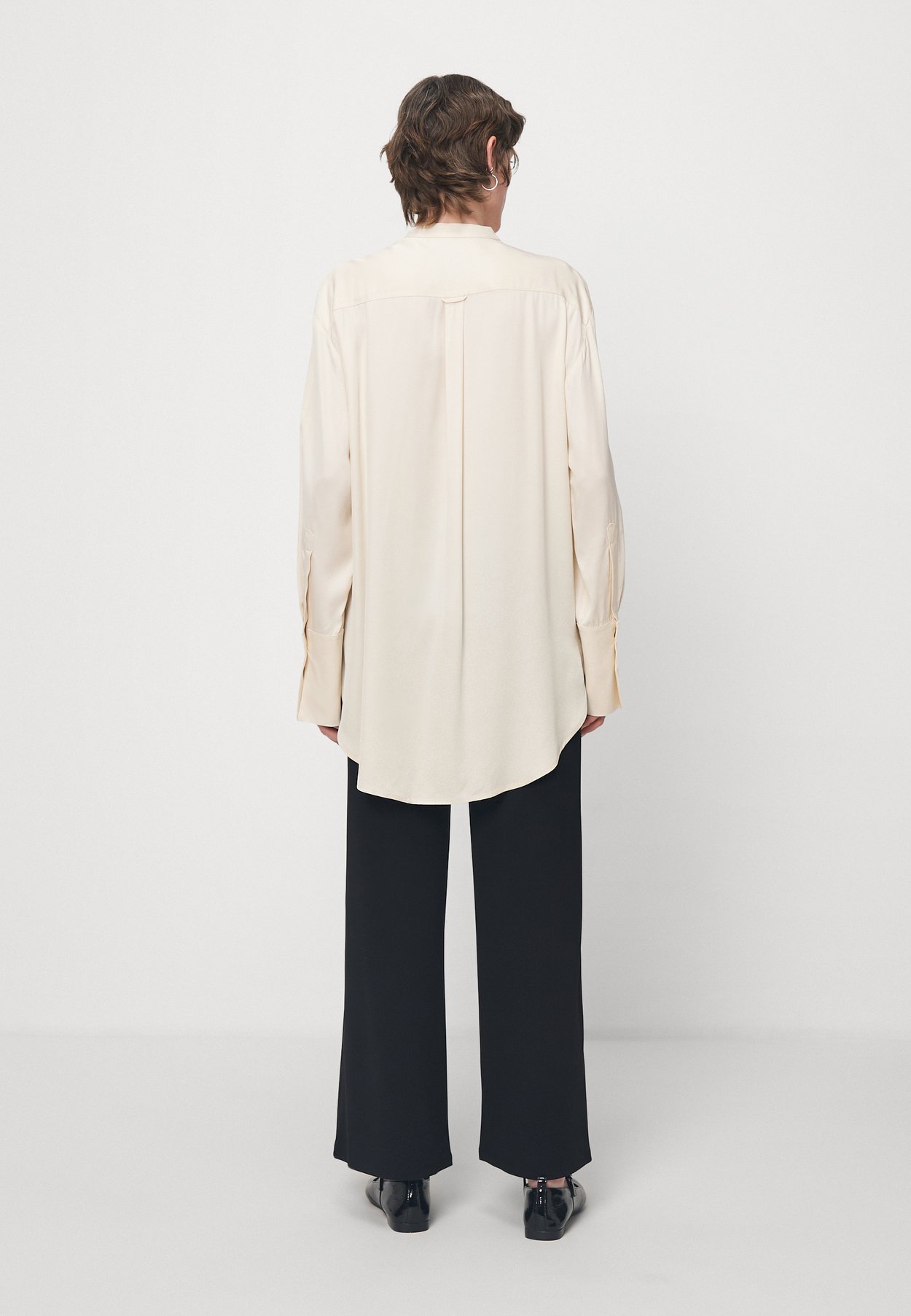 RELAXED FIT