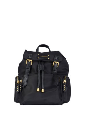 Zaino nero in nylon con cinturini in pelle, fibbie color oro, tasche laterali con cerniera, chiusura a coulisse e etichetta del marchio La Carrie sulla patta anteriore.