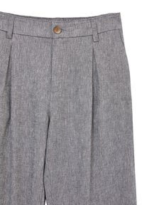 Pantaloni in lino grigio con pieghe, chiusura a bottone e passanti per cintura. Tessuto liscio con un sottile motivo intrecciato, progettati per il comfort.