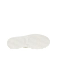 Suela de zapato blanca con patrón de espiga y el logo "AIX Armani Exchange" grabado en el centro.