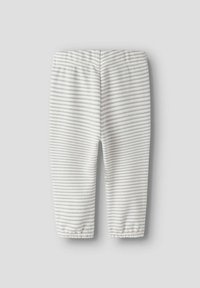 Leggings pour bébé doux blancs avec des rayures horizontales gris clair, taille et poignets élastiques, posés à plat sur un fond gris clair.