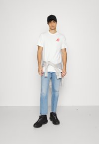 Nike Sportswear GRAPHIC TEE - T-shirt estampada - white