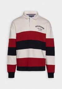Polo a maniche lunghe con strisce orizzontali in rosso, blu navy e crema. Collo con bottoni e logo ricamato sul petto. Tessuto in misto cotone.