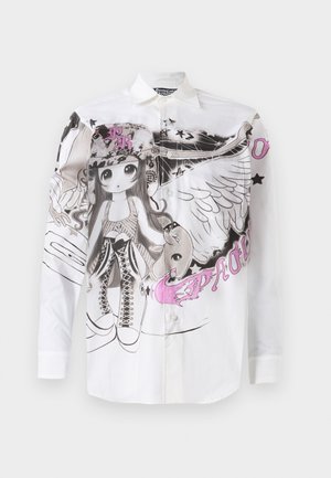 Pitkähihaista valkoista puuvillapaitaa, jossa on musta- ja vaaleanpunainen graafinen printti tytöstä siipineen, tähtiä ja muita koristeita. Napitettava malli.