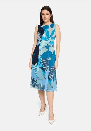 Sukienka bez rękawów w odcieniach niebieskiego z kwiatowym wzorem, dopasowana w talii, z rozkloszowanym dołem sięgającym poniżej kolan.