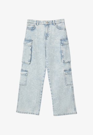 Pantalon cargo en denim bleu clair avec jambes larges, doté de plusieurs poches latérales et d'une texture délavée. Design classique à cinq poches avec fermeture par boutons.
