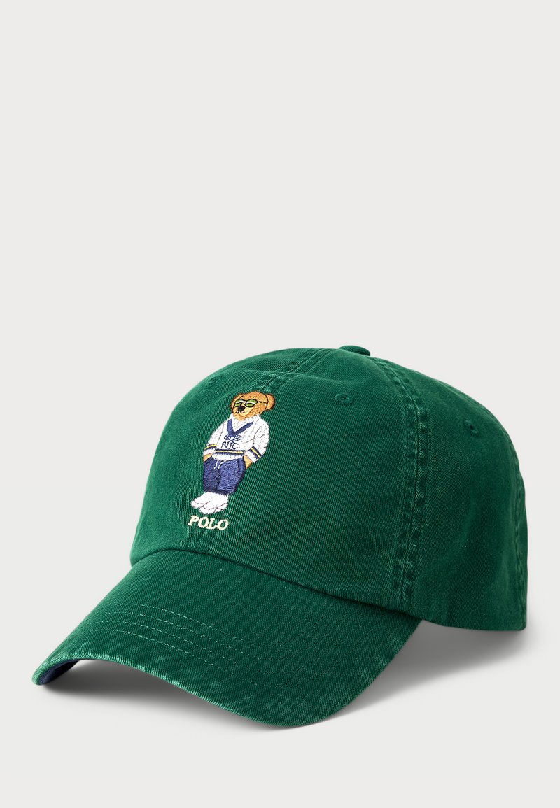 Πράσινο βαμβακερό καπέλο μπέιζμπολ με ρυθμιζόμενο λουράκι, που διαθέτει κεντητό λογότυπο ενός αρκούδου με λευκή και μπλε στολή στο μπροστινό μέρος.