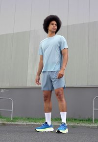 HOKA GLIDE SHORT - Kratke hlače 2-u-1 - shadow