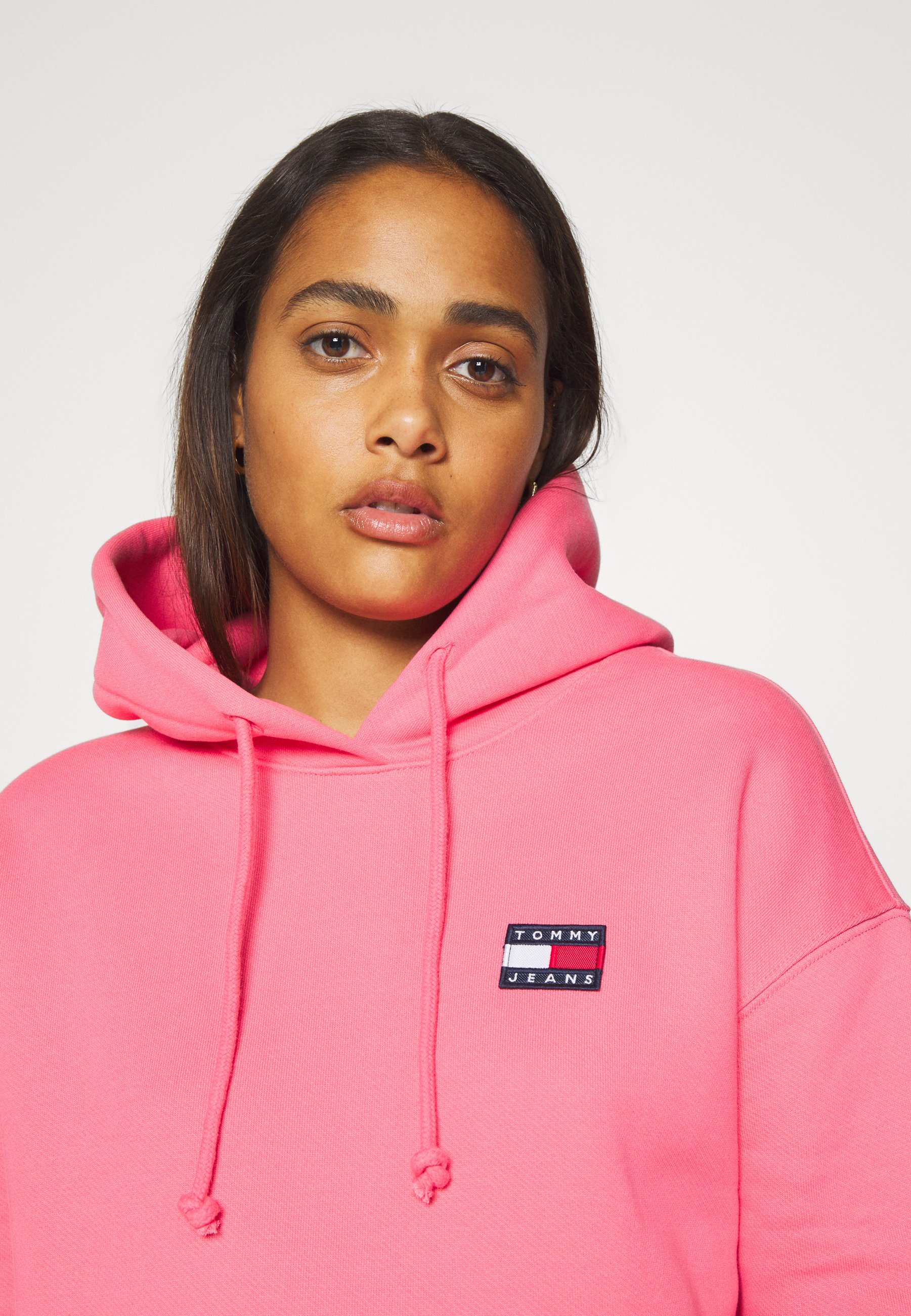 tommy jeans badge hoodie red