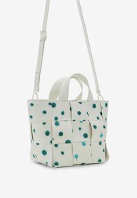 Borsa a tracolla intrecciata di colore bianco con motivo a pois turchesi, dotata di due manici e di una tracolla regolabile. Realizzata in materiale testurizzato.