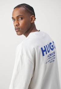 HUGO NALONO - Print T-shirt - open white