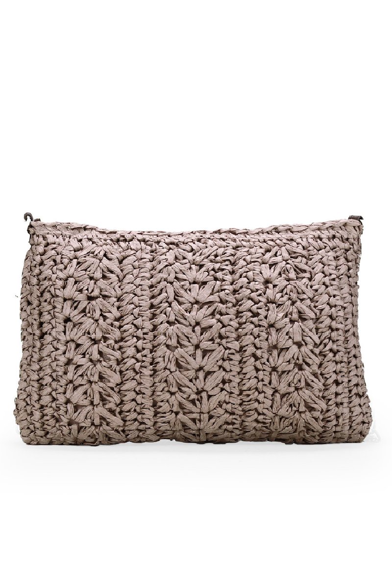 Cuscino intrecciato dalle trame morbide in taupe, caratterizzato da motivi intricati e forma rettangolare. I bordi sono rifiniti con una cucitura sottile.