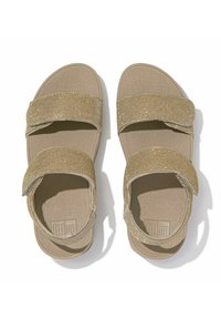 Sandalias en tono dorado con dos amplias correas de tela, plantilla texturizada y suela plana, que cuentan con un logotipo de la marca en la plantilla.