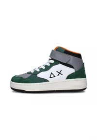 Sneaker mid-top in camoscio e pelle verde, bianco e grigio. Presentano una fascia in velcro, lacci bianchi e dettagli geometrici sui lati.