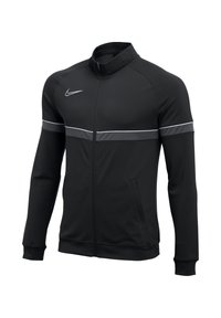 Sort træningsjakke med høj krave, lynlås lukning, sidelommer og reflekterende hvide striber hen over brystet og ærmerne.