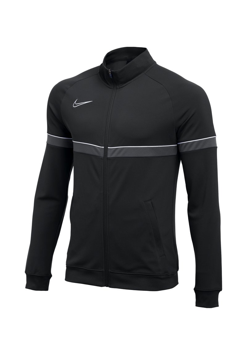 Sort træningsjakke med høj krave, lynlås lukning, sidelommer og reflekterende hvide striber hen over brystet og ærmerne.