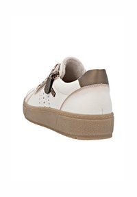 Sneaker bianco con suola in tannone testurizzata, dotata di un accento marrone sul tallone e zip laterale. Materiali lisci e scamosciati con dettagli perforati.