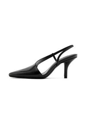 Chaussure slingback en cuir noir à bout pointu avec talon aiguille de hauteur moyenne et design latéral ouvert sur fond blanc.