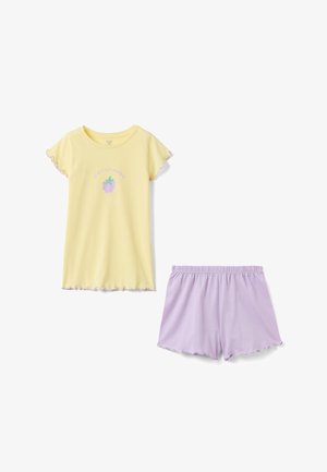 Top amarillo de manga corta con bordes festoneados y gráfico de uva, combinado con pantalones cortos de cintura elástica de color púrpura claro con dobladillos festoneados.