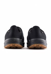 Czarne buty sportowe z teksturowaną siateczką na cholewce i gumową podeszwą. Posiadają wyłożony podbicie dla wygody oraz trwałą, segmentową podeszwę zewnętrzną zapewniającą przyczepność.