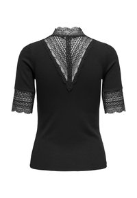 Top noir ajusté à manches courtes avec panneau de dentelle en forme de V dans le dos et bordure en dentelle assortie aux poignets des manches et au col.