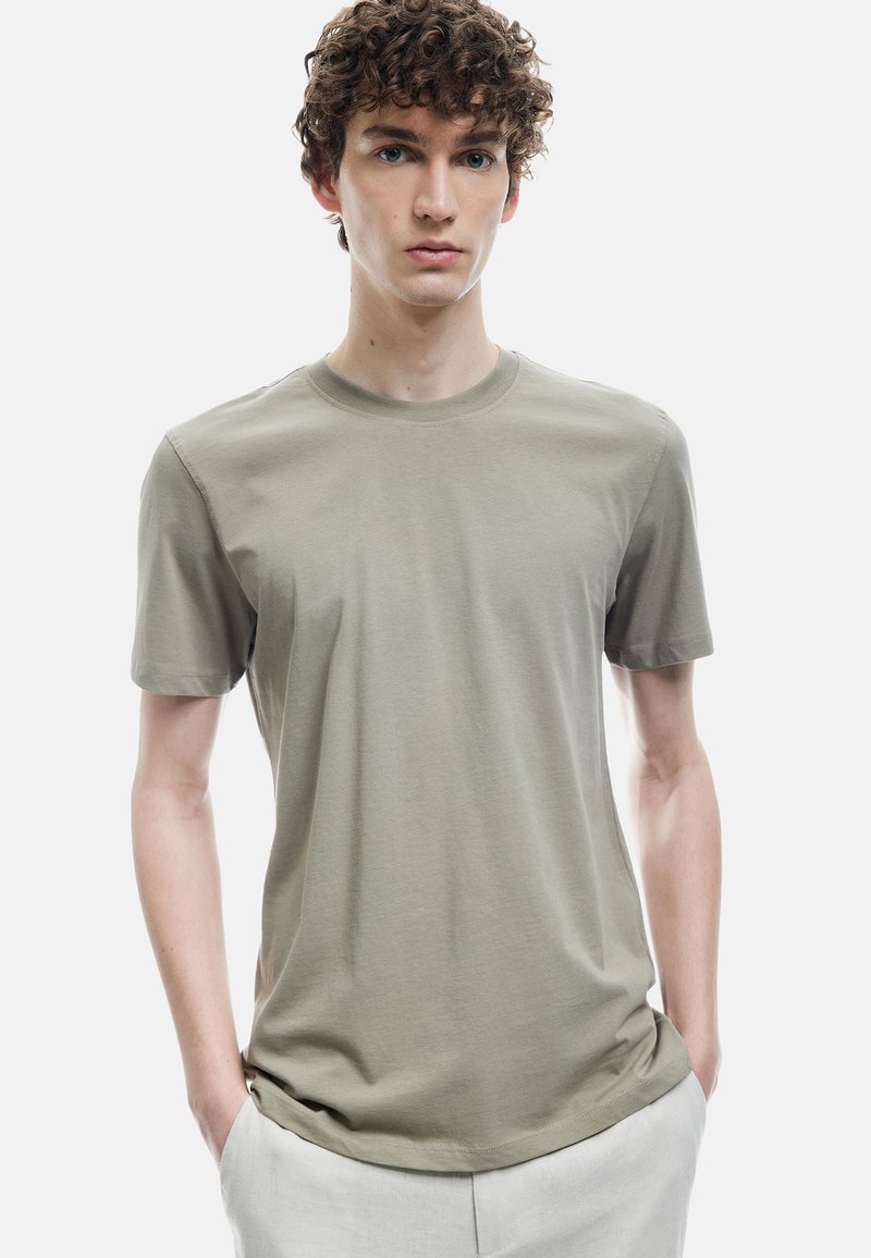 Herre kortærmet t-shirt i olivengrøn bomuld, rund halsudskæring, afslappet pasform, glat tekstur, uden synlige mønstre eller akcenter.