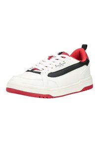 Sneaker bianca low-top con striscia laterale nera, fodera interna rossa, lacci bianchi e suola rossa, con il marchio "Scotch & Soda" sul lato.