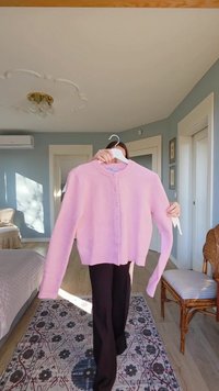 Ljusrosa kofta med rund halsringning och framknäppning, med ribbade ärmslut och rak nederkant. Mjuk textur.