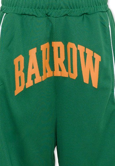 Shorts de sport verts avec taille élastique et texte orange "BARROW" sur le devant.