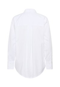 Chemise blanche à manches longues, en coton, avec un ourlet arrondi, un empiècement au dos, des poignets boutonnés, texture lisse, sans motifs ni graphiques visibles.