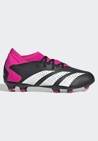 Schwarzer und pinker Fußballschuh mit einem synthetischen Obermaterial, Mesh-Akzenten, perforiertem Design und einer Gummisohle mit pinken Stollen für besseren Halt.