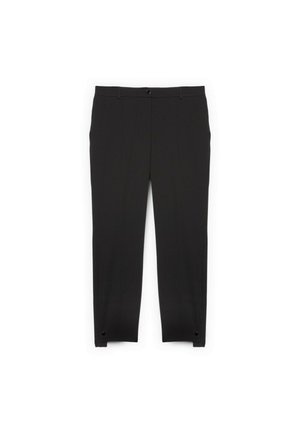 Černé šité kalhoty do kotníků s předním zapínáním na knoflíky, poutky na opasek a zapínáním na druky u manžet na bílém pozadí.