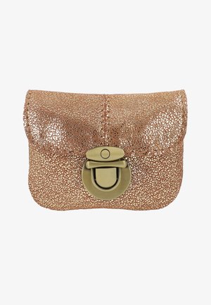 Obešalna torbica v rožnato-zlati barvi z metalno površino in teksturiranim zaključkom, z zapiranjem na zložlivko in okroglo medeninasto ključavnico, ki ima gladko, ukrivljeno obliko.