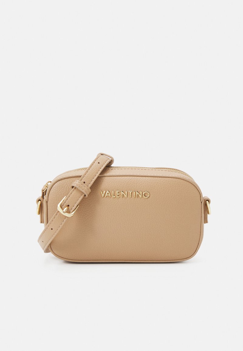 Rød skinn crossbody-veske med gullfarget hardware, glidelås, justerbar stropp, og merket "Valentino" preget foran.