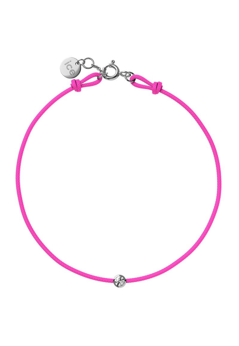 Pulsera de cordón rosa brillante con un pequeño charm de gema clara y cierre de plata, que incluye una etiqueta redonda de plata grabada con la palabra "hielo".