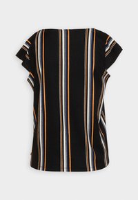 Top de manga corta con fondo negro y rayas verticales multicolores (naranja, azul, blanco). Tejido texturizado con un corte relajado.
