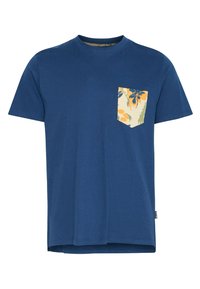Marineblå bomulds T-shirt med korte ærmer og en blomsterpræget lomme i gul, grøn og blå. Lige kant og rund halsudskæring.
