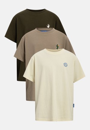 Τρία κοντομάνικα μπλουζάκια με στρογγυλή λαιμόκοψη σε εκρού, ταμπά και σκούρο πράσινο, το καθένα με ένα μικρό κεντημένο έμβλημα στο αριστερό στήθος.