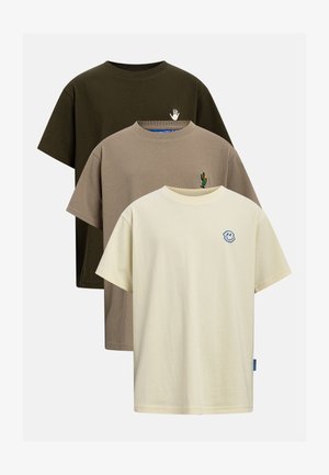 Tre kortermede crew neck-t-skjorter i krem, taupe og mørkegrønn, hver med et lite brodert emblem på venstre bryst.