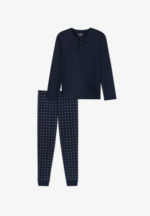 Laivastonsininen pitkähiha henley-paita, jossa on kolme nappia, yhdistettynä laivastonsinisiin ruudullisiin elastisella vyöllä varustettuihin housuihin yöpuvussa.