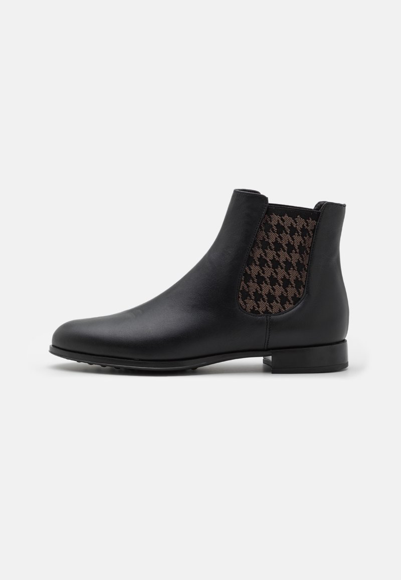 Bottine Chelsea en cuir noir avec un panneau en tissu pied-de-poule marron, un côté élastique, un bout arrondi et un petit talon empilé.