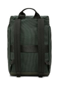 Zaino verde scuro con spallacci e dettagli neri. Presenta un design rettangolare semplice e un materiale testurizzato per la durabilità.