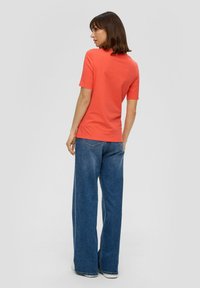 s.Oliver MIT FRONT - Print T-shirt - blutorange
