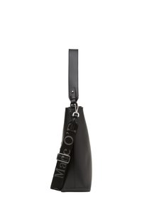 Zwarte leren handtas met een slanke silhouette, voorzien van een afneembare schouderband met patroon en zilveren hardware accenten.