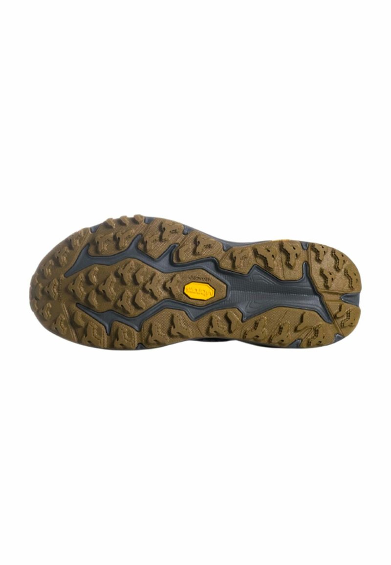 Suola robusta marrone e nera di scarpa da trekking con tacche profonde e logo Vibram giallo al centro.
